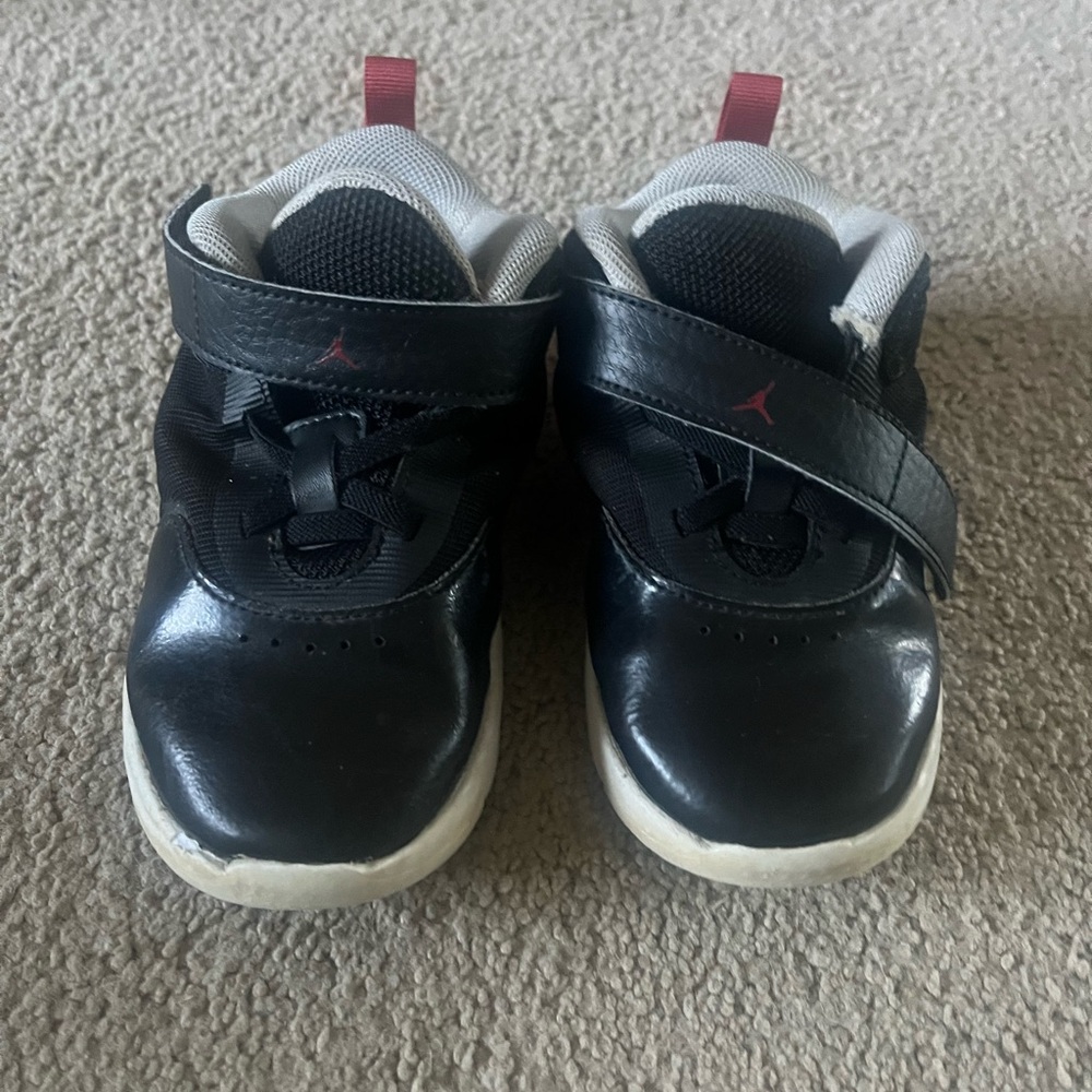 Nike Kids Black Sneakers with Red Pull Tabs size 10 toddler